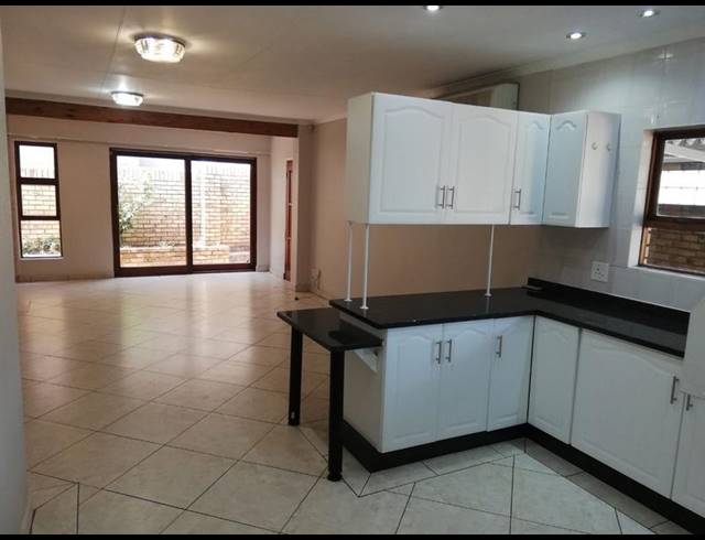 2 BEDROOM TOWNHOUSE FOR SALE IN VANDERBIJLPARK SW 5